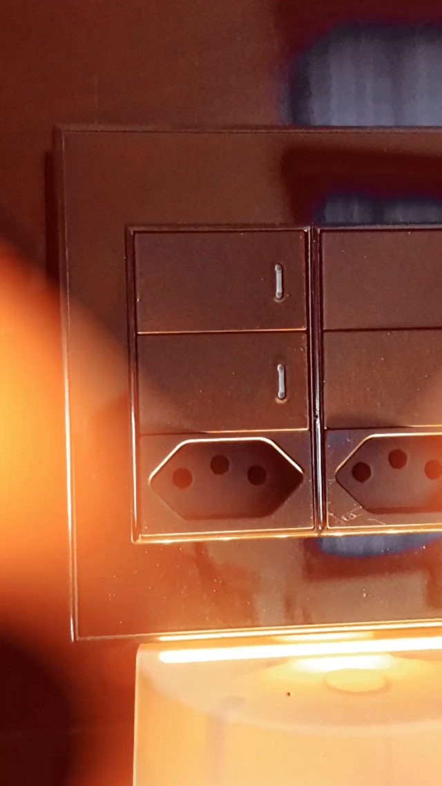 Interruptor 4x4 Zigbee 4 Teclas Físicas + 2 Tomadas Preto